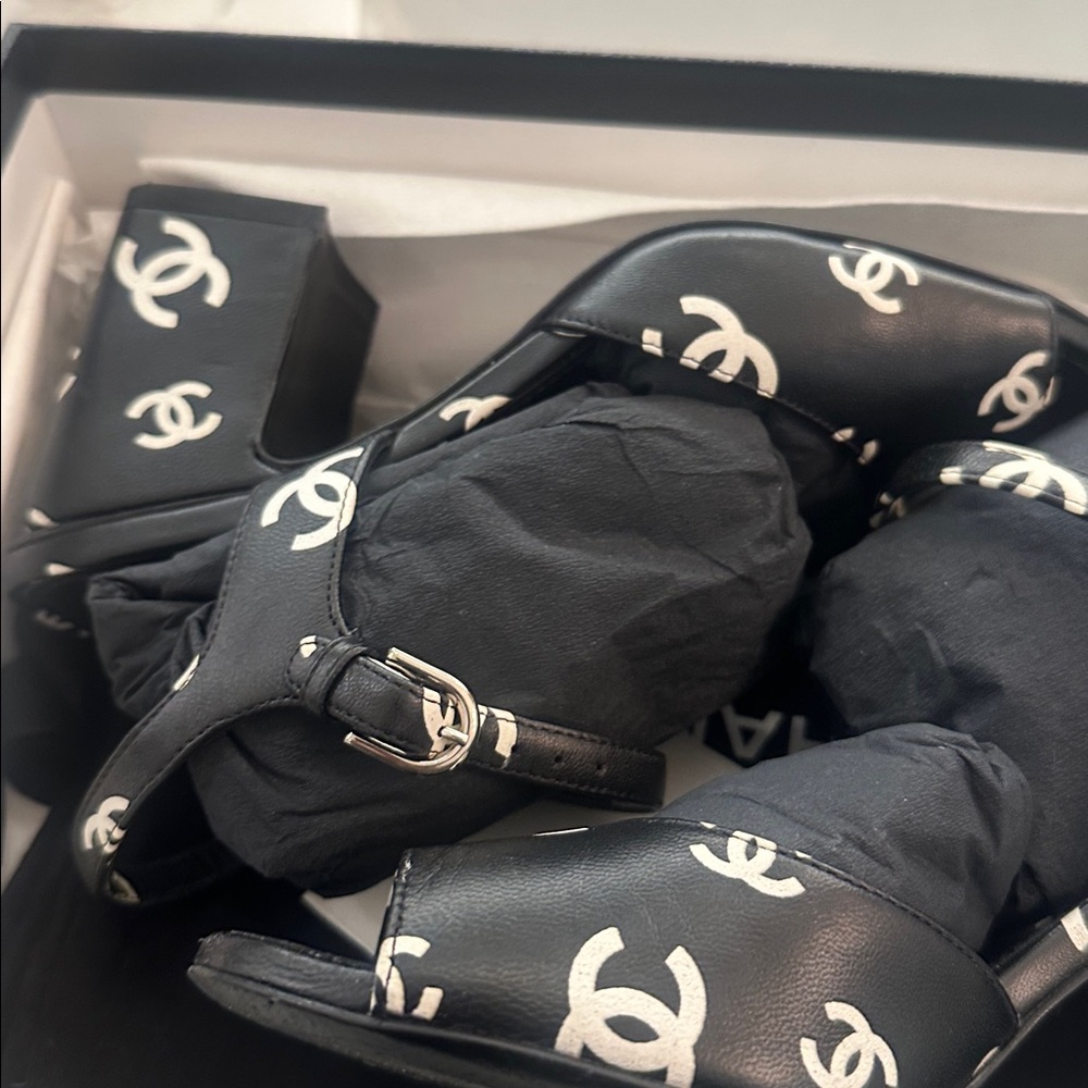 CHANEL Crazy CC Black and White Logo Heels Size 35 - Picture 14 of 15